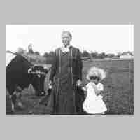 094-0019 Oma Caroline Szimmetat mit Enkelin Elfriede holen die Kuh vom Feld..jpg